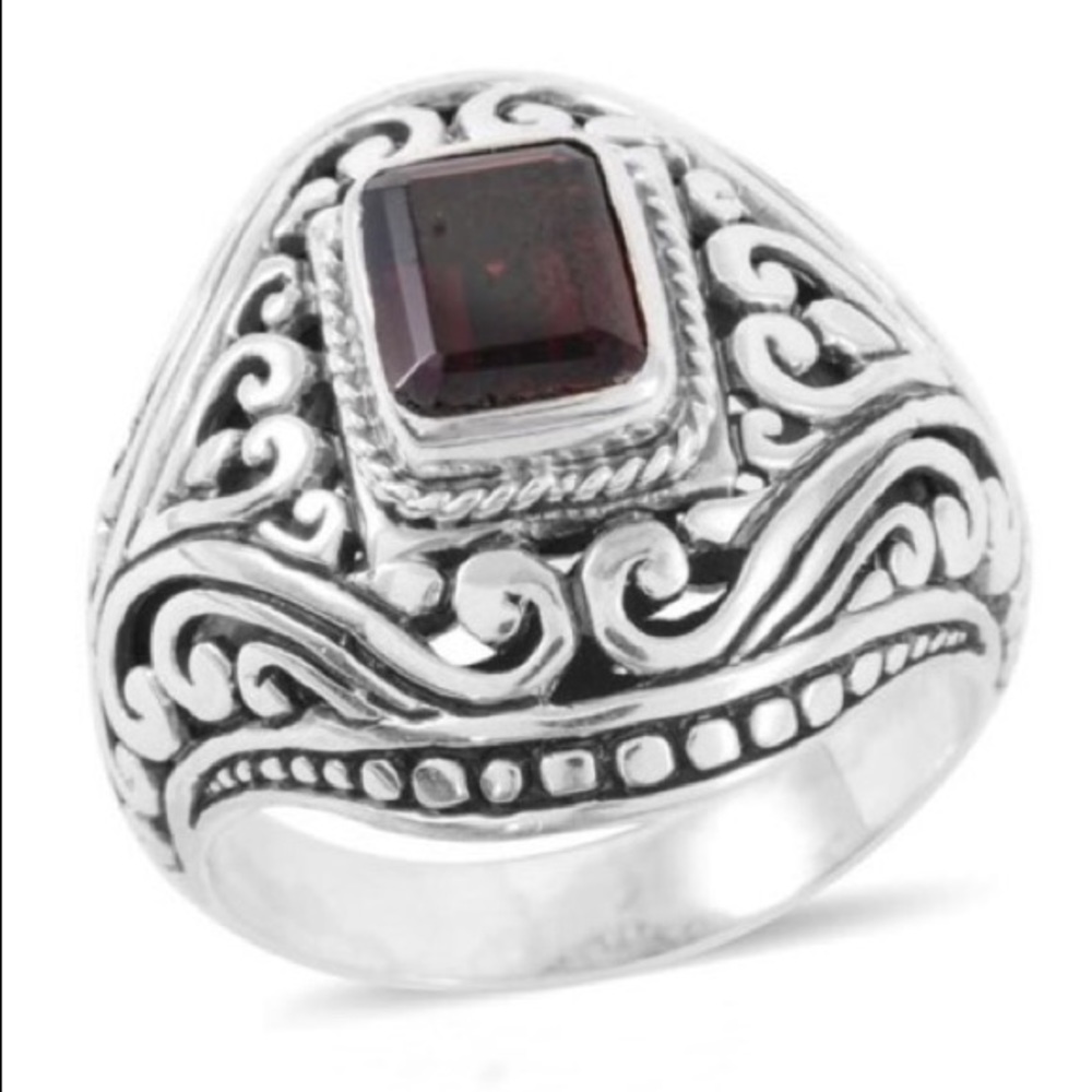 Beautiful Balinese crafted red garnet in .925 ring gorgeous statement piece.